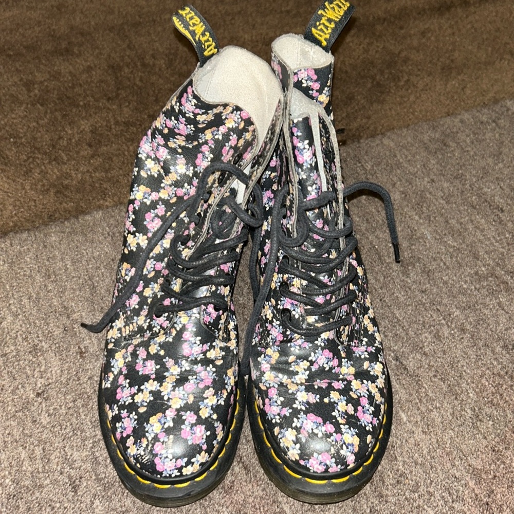 Dr. Martens Black Floral